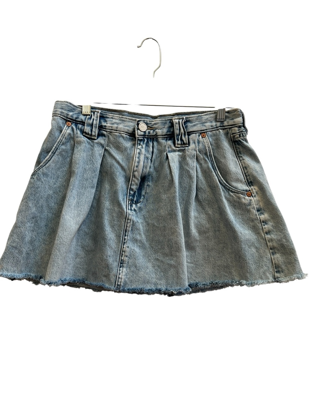 BlankNYC Pleated Denim Mini Skirt Raw Hem Y2K Low Rise 28 Model Off Duty Street - Picture 2 of 6